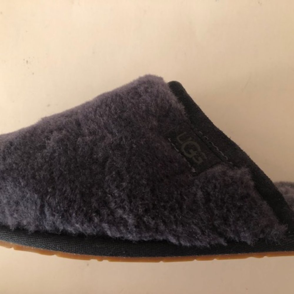 UGG Fluffette Navy Slipper. Size: 7, 12 - Picture 7 of 13